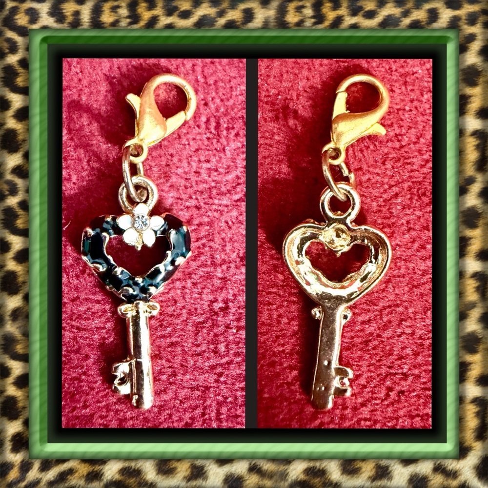 👑✅PRICE FIRM✅ Tiny Gold and Black Heart Key Zipper Pull Charm